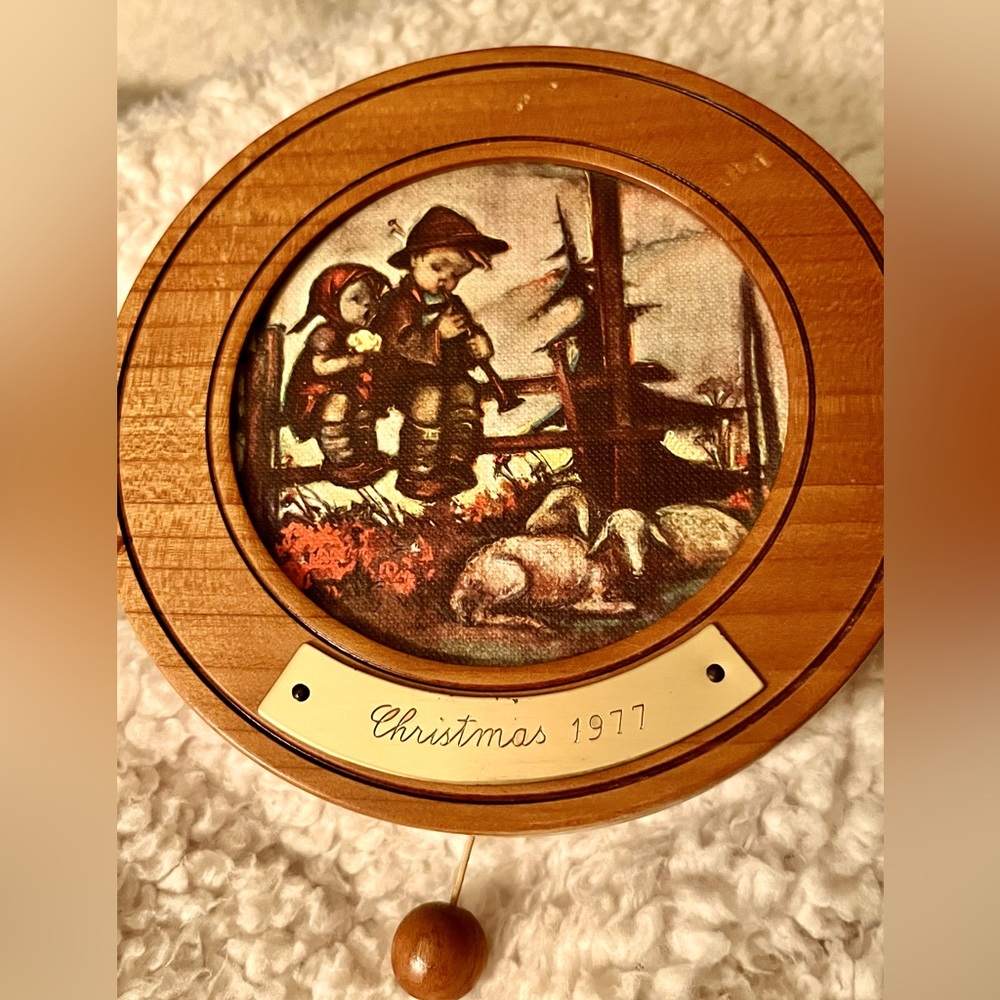 German Music Box, Reuge Swiss Movement Plays “O Christmas Tree” Hummel